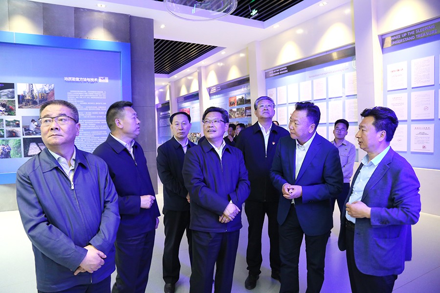 202406261719379186901991.jpg 3-2021年5月,省委副書記、省長任振鶴蒞臨公司視察。.jpg